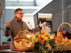 «Die Ökumenische Kampagne zeigt, dass die Welt noch nicht gerecht und Veränderung nötig ist»: Bischof Felix Gmür am Jubiläumsgottesdienst von Brot für alle, Fastenopfer und Partner sein in der Berner Heiliggeistkirche. (Bild: Brot für alle/Patrik Kummer)