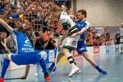 Tatu Eronen (Nr. 23, Ad Astra Sarnen) im Zweikampf mit Markus Kulmala (Nr. 88, Kloten-Dietlikon Jets). (Bild: Claudio Schwarz, Kloten, 13. April 2019)