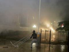 Die Polizei setzte bei Zusammenstössen von Regierungsgegnern mit den Sicherheitskräften am Samstagabend in Tirana auch Tränengas ein. (Bild: KEYSTONE/EPA/MALTON DIBRA)