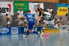 Valerio Läubli (Nr. 9, Ad Astra Sarnen) spielt den Pass an Patrick Kapp (Nr. 96, Kloten-Dietlikon Jets) vorbei. (Bild: Claudio Schwarz, Kloten, 13. April 2019)