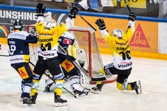 Jubel bei Berns Gregory Sciaroni und Berns Tristan Scherwey, von links. (Bild: KEYSTONE/Alexandra Wey, Zug, 13. April 2019)