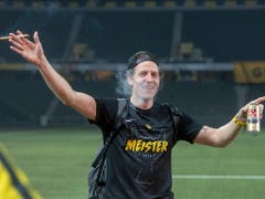 Für einmal mit Bier und Zigarre auf dem Rasen: YB-Goalie Marco Wölfli lässt sich von den Fans im Stade de Suisse feiern. (Bild: KEYSTONE/MARCEL BIERI)