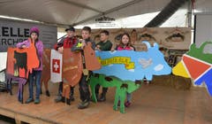 Präsentation der von Schulkindern bemalten Holzkühe. (Bild: Peter Jenni)