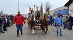 Vollbepackter Lediwagen mit zwei jungen Örgeli-Damen. (Bild: Peter Jenni)
