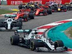 Die Entscheidung fiel schon beim Start, als Lewis Hamilton den aus der Pole-Position ins Rennen gegangenen Teamkollegen Valtteri Bottas zu überholen vermochte (Bild: KEYSTONE/EPA/DIEGO AZUBEL)