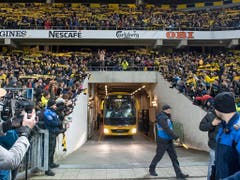 Die YB-Spieler treffen mit dem Teambus im Stade de Suisse in Bern ein. (Bild: KEYSTONE/MARCEL BIERI)