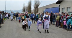 Bäuerinnen mit Kindern in schönen Trachten auf dem Umzug. (Bild: Peter Jenni)