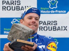 Philippe Gilbert mit der Kopfsteinpflaster-Trophäe, der begehrten Auszeichnung des Siegers von Paris - Roubaix (Bild: KEYSTONE/AP/MICHEL SPINGLER)