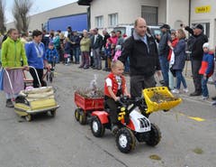 Wenn der Vater mit dem Sohn und Bagger unterwegs ist. (Bild: Peter Jenni)