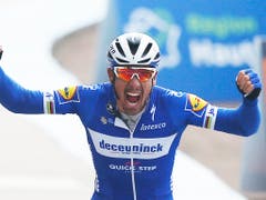 Philippe Gilbert jubelt über seinen Sieg bei Paris - Roubaix (Bild: KEYSTONE/AP/MICHEL SPINGLER)