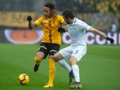 YBs Kevin Mbabu im Duell mit Lewan Charabadse vom FCZ (Bild: KEYSTONE/MELANIE DUCHENE)