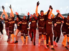 Die Young Boys auf der ungewohnten Unterlage Tartan. Sie bedanken sich bei ihren Fans im Letzigrund (Bild: KEYSTONE/ANTHONY ANEX)