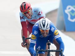 Der zweitplatzierte Deutsche Nils Politt (hinten) hat im Sprint gegen Gilbert keine Chance (Bild: KEYSTONE/AP/MICHEL SPINGLER)