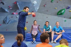 Elias Kindle erklärt in der Halle von Sparta Bouldering in Buchs die Schwierigkeitsgrade der Routen.