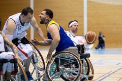 Markus Lampart von den Pilatus Dragons, während links die Matthias Suter von Les Aigles de Meyrin aus dem Rollstuhl befördert wird. (Bild: Roger Grütter, Nottwil, 13. April 2019)