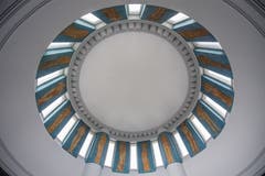 Sechzehn Trauernde, gemalt von Eduard Renggli, schmücken die Oblichter.