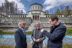 2017 haben sich die Stadt Luzern und die Stiftung Luzerner Feuerbestattung zusammengetan, um das alte Krematorium wieder zu beleben. Auf dem Bild von links: Markus Ehrenberg (Stiftung Luzerner Feuerbestattung), Stadtrat Adrian Borgula (Stadtrat) und Cornel Suter von der Stadtgärtnerei. (Bild: Pius Amrein, Luzern, 15. April 2019)