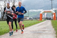 Andreas Abächerli (links), verfolgt von Michi Achermann. (Bild: Boris Bürgisser, Stans, 14. April 2019)
