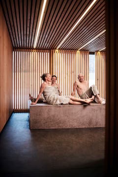 Spa mit Sauna, Dampfbad, Ruheraum, Infrarotliegen, beheiztem Sitzstein, Erlebnisduschen und Kälteraum. (Bild: PD)