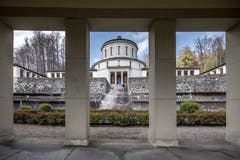Vorgelagert ist ein weitläufiger, terrassierter Urnenfriedhof samt Hallenanlage. (Bild: Pius Amrein, Luzern, 15. April 2019)