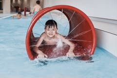 Kids-Pool mit Wasserattraktionen und kleiner Rutsche, 32-34 Grad. (Bild: PD)
