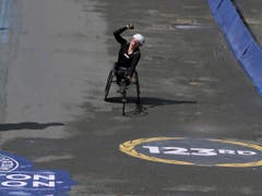 Manuela Schär bejubelt ihren Triumph (Bild: KEYSTONE/AP/CHARLES KRUPA)