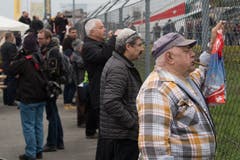Zuschauer verfolgen die Vorbereitungen der Patrouille Suisse in Emmen. (Bild: Boris Bürgisser, 12. April 2019)
