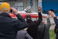 Lukas «Bigfoot» Nannini winkt den Zuschauern auf dem Militärflugplatz Emmen zu. (Bild: Boris Bürgisser, 12. April 2019)