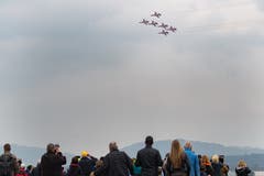 Zuschauer verfolgen ein Manöver der Patrouille Suisse. (Bild: Boris Bürgisser, Emmen, 12. April 2019)