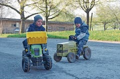 Die Trettraktoren sind auf dem Bauernhof der Familie Lenherr vor allem bei den Jungs beliebt. (Bilder: Katharina Rutz)