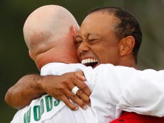 Tiger Woods nach dem Triumph mit seinem Caddie Joe LaCava (Bild: KEYSTONE/EPA/ERIK S. LESSER)