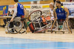 Nicolas Hausammann von den Pilatus Dragons stürzt nach einem Crash. (Bild: Roger Grütter, Nottwil, 13. April 2019)