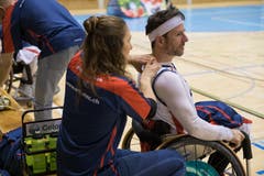 Markus Lampart von den Pilatus Dragons erhält während der Partie eine Massage. (Bild: Roger Grütter, Nottwil, 13. April 2019)