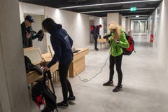 Sportler frisieren sich im Campus Sursee die Haare. (Bild: Dominik Wunderli, Oberkirch, 15. April 2019)