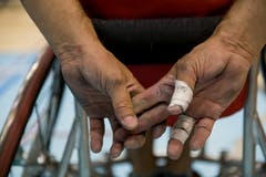 Die Hände der Spieler werden in die Mitleidenschaft gezogen. (Bild: Roger Grütter, Nottwil, 13. April 2019)