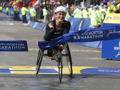 Manuela Schär durchtrennt das Zielband (Bild: KEYSTONE/EPA/CJ GUNTHER)