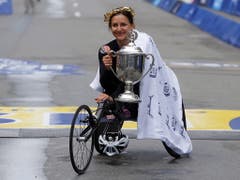 Manuela Schär triumphiert in Boston (Bild: KEYSTONE/EPA/CJ GUNTHER)