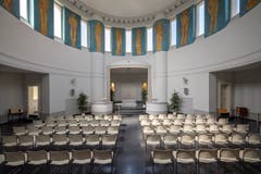 Das alte Krematorium in Form eines Kuppelbaus vom Architekten Albert Froelich mit der Malerei zwischen den Oblichtern von Eduard Renggli. (Bilder: Pius Amrein, Luzern, 15. April 2019)