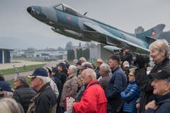 Zuschauer verfolgen die Vorbereitungen der Patrouille Suisse in Emmen. (Bild: Boris Bürgisser, 12. April 2019)