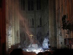 Rauch, Trümmer und Löschwasser im Innern der Kathedrale. (Bild: KEYSTONE/AP Pool Reuters/PHILIPPE WOJAZER)