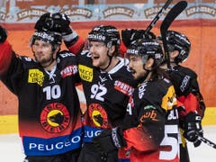 Verdienter Jubel bei den Spielern des SC Bern: So gut wie am Dienstag spielten die Berner in den Playoffs noch nie (Bild: KEYSTONE/PETER SCHNEIDER)