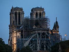 Nach dem verheerenden Brand in der Pariser Kathedrale Notre-Dame konzentrieren sich die Arbeiten der Feuerwehr auf den Kampf gegen letzte Brandherde. Zudem geht es darum, neue Feuer zu verhindern. (Bild: Keystone/AP/Kamil Zihnioglu)