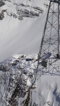 Bevor die Bauarbeiten beginnen konnten, musste Schnee geschaufelt werden. (Bild: zVg)