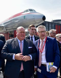 Verkehrshaus-Direktor Martin Bütikofer (rechts) begrüsste auch US-Botschafter Ed McMullen. (Bild: Pius Koller / Verkehrshaus)