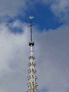Der Spitzturm der Kirche ist nun abgebrannt. Der Bischof verstaute die Reliquien der beiden Stadtheiligen 1935 zum Schutz der Kirche ausgerechnet im goldenen Gockel auf diesem Spitzturm. (Bild: Key)
