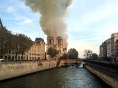 Die weltberühmte Kathedrale Notre-Dame in Paris brennt. Graue Rauchwolken stiegen in die Höhe und waren kilometerweit zu sehen. (Bild: KEYSTONE/AP/LORI HINANT)