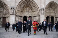 Bild: Frankreichs Innenminister Christophe Castaner (Mitte) mit dem Pariser Feuerwehrkommandanten Jean-Claude Gallet (in Uniform). (Bild: Epa)
