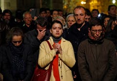 Menschen beten, als die Kathedrale brennt. (Bild: AP Photo/Christophe Ena)