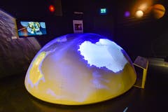 Die Projektion macht den Ruag-Satelliten erlebbar. (Bild: Pius Koller / Verkehrshaus)