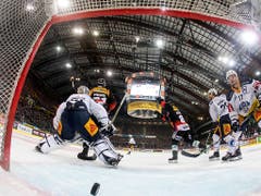 Schlüsselszene im dritten Final: Zugs Goalie Tobias Stephan kann den Gegentreffer zum 1:2 nicht verhindern, weil ihm Simon Moser die Sicht raubt (Bild: KEYSTONE/ALEXANDRA WEY)